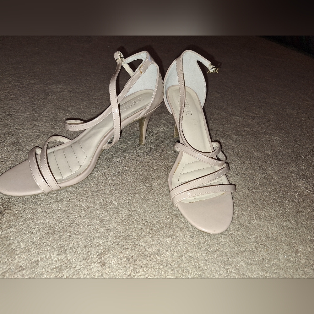 DAVID'S BRIDAL/ NUDE SIZE 8 / STRAPPY HEELS WITH BUCKLES